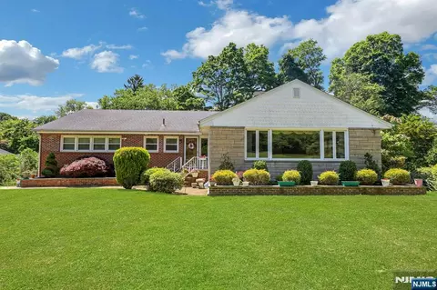 10 Shaw Rd, Woodcliff Lake, NJ 07677