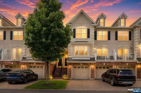 196 Blue Heron Dr #196, Secaucus, NJ 07094