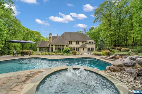 127 Waughaw Rd, Towaco, NJ 07082