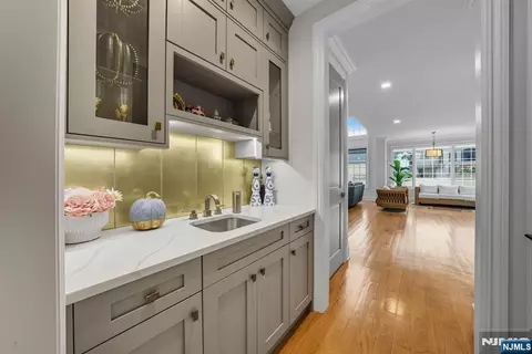 Entry Way - 146 Stuart St, Paramus, NJ 07652 photo 4 of 10