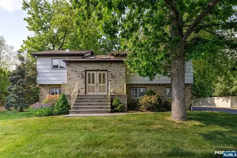 11 Yellow Brick Rd, Wayne, NJ 07470