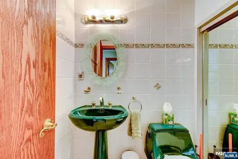Bath - 11 Yellow Brick Rd, Wayne, NJ 07470 photo 3 of 4