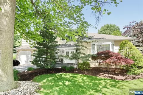 517 Pine Hill Rd, Leonia, NJ 07605