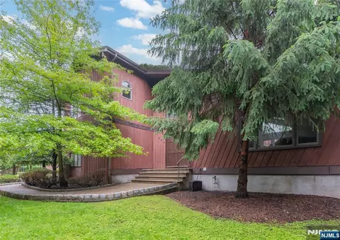 530 Hughes St # A, Northvale, NJ 07647