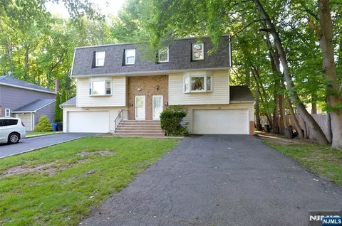 85 Primrose Ln, Paramus, NJ 07652