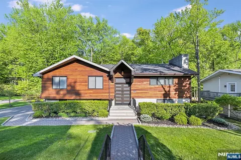 655 Floyd St, Englewood Cliffs, NJ 07632