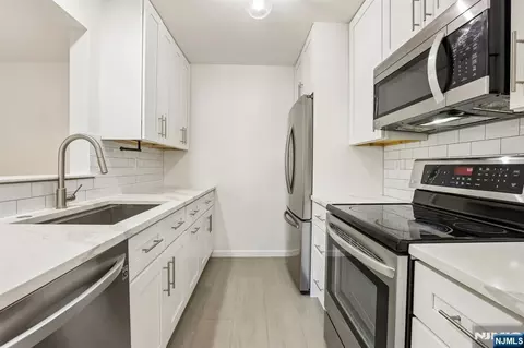100 Crown Ct #471, Edgewater, NJ 07020