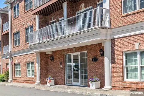 1302 Rio Vista Ln, Northvale, NJ 07647