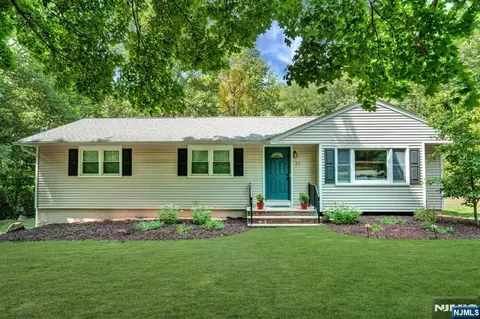 31 Fieldstone Dr, Ringwood, NJ 07456