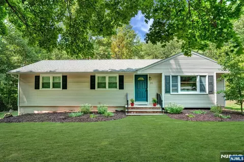 31 Fieldstone Dr, Ringwood, NJ 07456