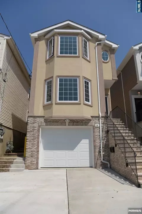 28 Davis St, Harrison, NJ 07029