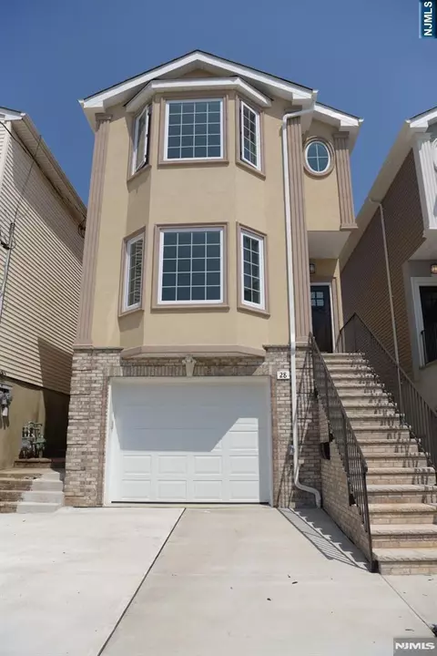 28 Davis St, Harrison, NJ 07029