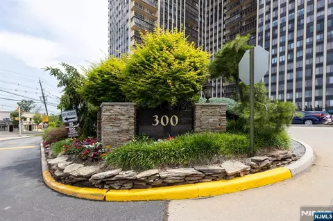 300 Winston Dr #1418, Cliffside Park, NJ 07010