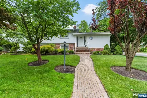 192 Jenkins Dr, Englewood Cliffs, NJ 07632