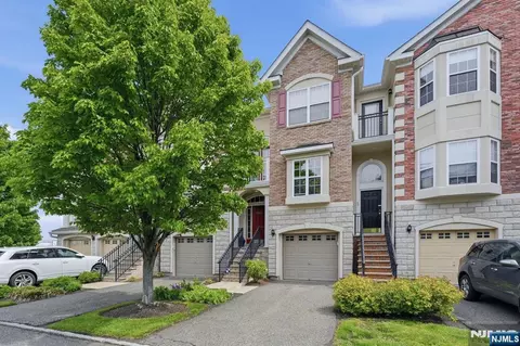 95 Osprey Ct, Secaucus, NJ 07094