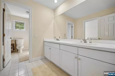 Bath - 519 E Saddle River Rd, Saddle River, NJ 07458 photo 4 of 4