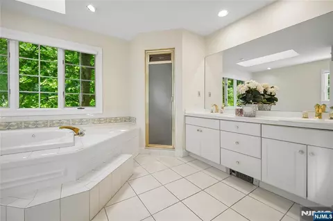 Bath - 519 E Saddle River Rd, Saddle River, NJ 07458 photo 2 of 4