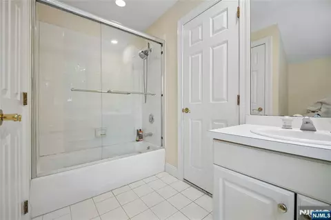 Bath - 519 E Saddle River Rd, Saddle River, NJ 07458 photo 3 of 4