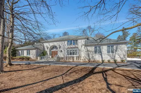 510 Hampton Hill Rd, Franklin Lakes, NJ 07417