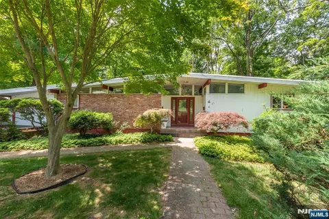 6 Mohawk Trl, Ringwood, NJ 07456