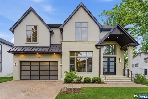 29 Roslyn Ave, Englewood Cliffs, NJ 07632
