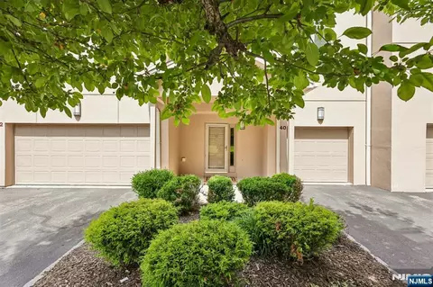 40 Rio Vista Dr, Allendale, NJ 07401