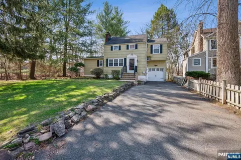 26 N Wardell Rd, Livingston, NJ 07039