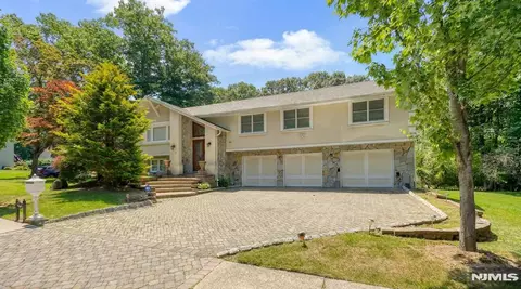 318 Briarcliff Ln, Paramus, NJ 07652