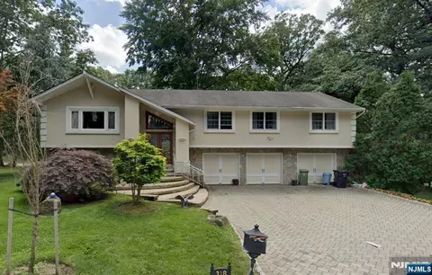 318 Briarcliff Ln, Paramus, NJ 07652