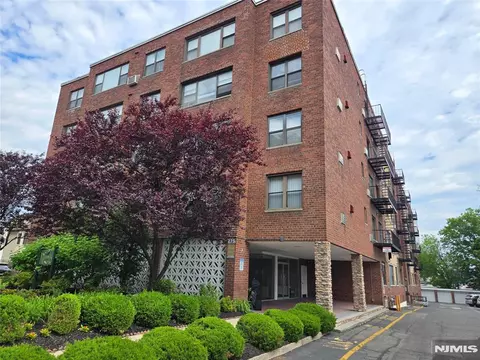 275 Hoym St #5E, Fort Lee, NJ 07024