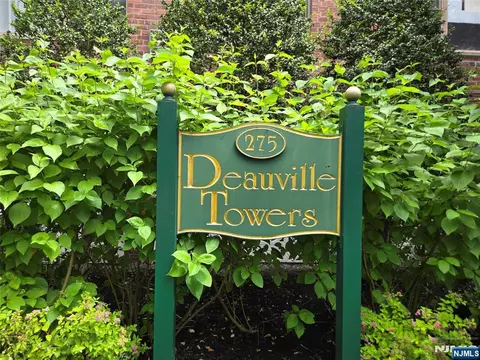 275 Hoym St #5E, Fort Lee, NJ 07024