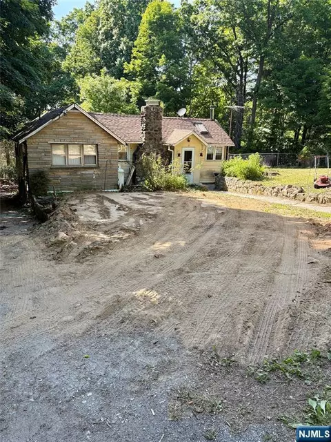 17 Onteora Rd, Highland Lakes, NJ 07422