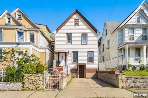 66 President St, Passaic, NJ 07055