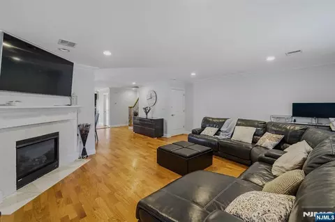 310 6th St #A, Fairview, NJ 07022