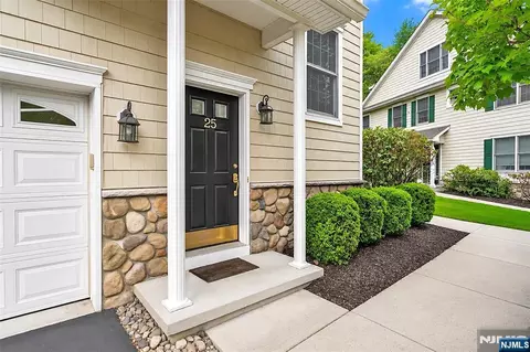 25 Woods Edge Rd, Old Tappan, NJ 07675