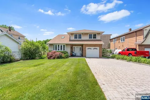 2 Violet Ct, Bergenfield, NJ 07621