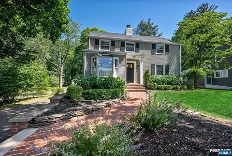 979 Salem Ln, Ridgewood, NJ 07450