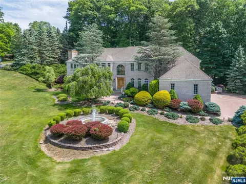 5 Raine Tree Ct, Kinnelon, NJ 07405