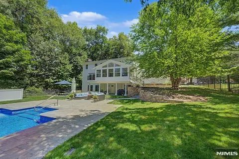 11 Goose Cove Ln, Ramsey, NJ 07446