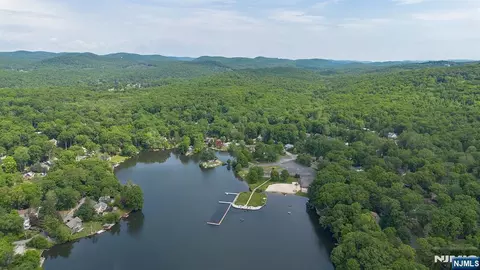 39 Old Rd, Ringwood, NJ 07456