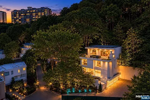 31 Casta Ln # A, Edgewater, NJ 07020
