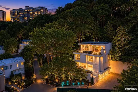 31 Casta Ln # A, Edgewater, NJ 07020
