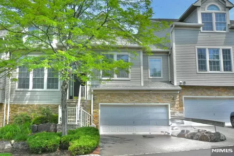 3 Skyview Dr, North Haledon, NJ 07508