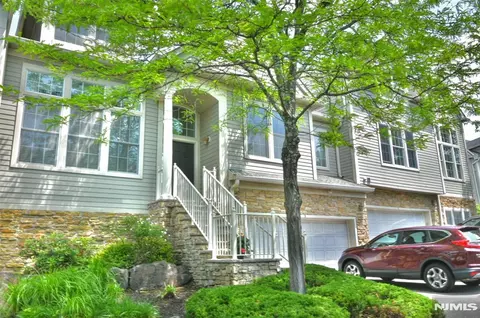 3 Skyview Dr, North Haledon, NJ 07508