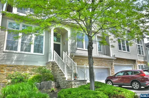 3 Skyview Dr, North Haledon, NJ 07508