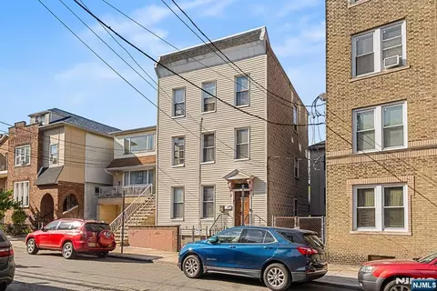 8 Manhattan Ave, Jersey City, NJ 07307