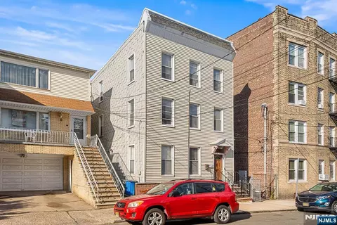 8 Manhattan Ave, Jersey City, NJ 07307