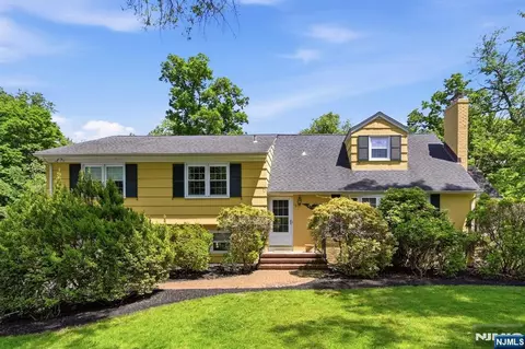 16 Pinecrest Dr, Woodcliff Lake, NJ 07677