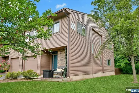 211 Yorktowne Ct #211F, Township Of Washington, NJ 07676