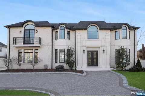 6 Allison Dr, Englewood Cliffs, NJ 07632